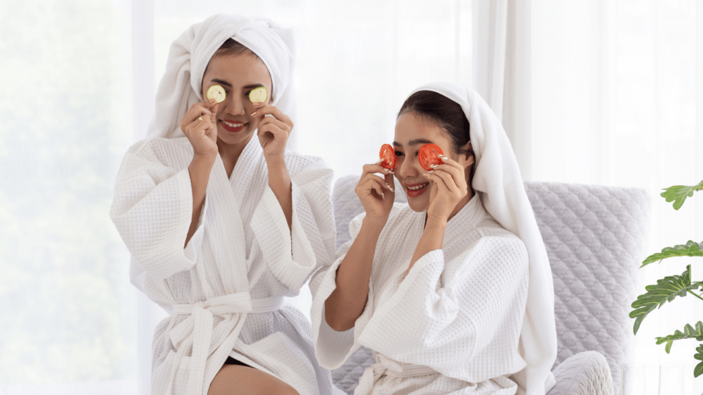 Using cucumber and tomato for puffy eyes